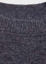 Jersey de punto gris de cuello redondo y manga larga, con diseño recto y detalle de lazo anudado en la cintura.