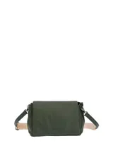 Bandolera Hush Puppies modelo Rehman Cross, color verde oscuro, con solapa frontal y cierre. Incluye correa ajustable con el nombre de la marca y detalle de logo metálico en la parte inferior.