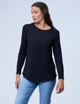 Remera negra de modal con cuello a la base y mangas largas.