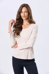 Remera de manga larga con cuello redondo, confeccionada en tejido de algodón suave con caída ligera y corte clásico.