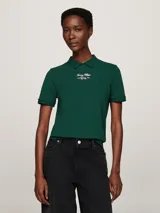 Chomba verde de corte regular con cuello clásico y logo bordado en el pecho.