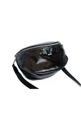 Riñonera XL de cuero charol negro con cierre metálico superior y correa ajustable con logo grabado.