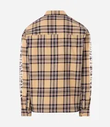 Camisa masculina de algodón con diseño a cuadros, corte oversized, cuello camisero, bolsillos frontales con solapa, cierre de botones y estampa en las mangas.