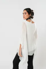 Blusa blanca de gasa oversize con forro y manga murciélago.