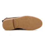 Bota tipo Chelsea de gamuza color marrón, con paneles laterales elásticos y suela de goma con costura decorativa en el borde.