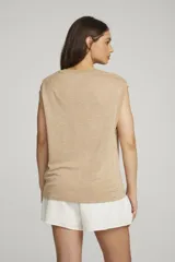 Remera color beige claro, sin mangas y con bolsillo en el pecho.