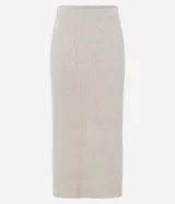 Pollera recta midi de punto color beige claro, con textura bouclé y cintura elástica.