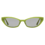 Lentes de sol con montura verde lima y lentes grises. Diseño unisex con filtro UV 400. Incluye estuche transparente.