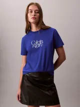 Remera de manga corta Calvin Klein color azul, con cuello redondo y estampado del logo script de la marca en blanco en el pecho.
