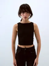 Top negro de tejido acanalado, corte cropped y escote bote, sin mangas.