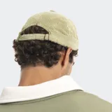 Beanie tipo docker de pana color negro, con diseño de ajuste posterior y logo bordado en la parte frontal.