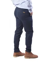 Pantalón de vestir color verde oliva, de corte recto, con bolsillos laterales y traseros.