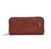 Billetera larga de cuerina color marrón claro con cierre perimetral y solapa con broche a presión. Detalle de placa metálica con grabado de la marca en el frente.