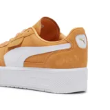 Championes Puma Palermo Elevated color melón con franja blanca y suela de plataforma blanca.