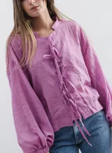 Camisa color ciruela de lino con mangas abullonadas y lazos frontales.