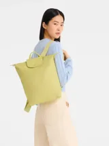 Mochila Longchamp modelo Le Pliage One tamaño M, color verde lima, con diseño minimalista, cierre superior y solapa con botón a presión.