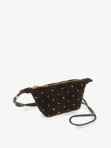 Cartera pequeña tipo monedero de cuero color marrón oscuro, con forma trapezoidal y cierre superior dorado. El cuerpo está decorado con tachas metálicas doradas. Incluye una correa de muñeca y una correa larga para usar como bandolera.