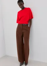 Chaleco de punto rojo de cuello redondo y mangas cortas holgadas.