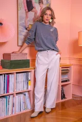 Sweater negro de algodón con cuello redondo y detalle de lentejuelas brillantes en el hombro.