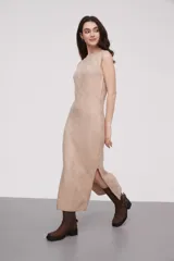 Vestido midi beige con estampado de damero, cuello alto y sin mangas.