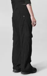 Pantalon cargo de corderoy negro, de calce regular, con seis bolsillos y cintura elastizada.