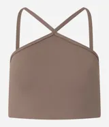Top deportivo color marrón topo, ajustado al cuerpo, con escote halter cruzado y tirantes finos.