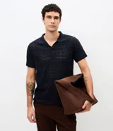 Remera polo masculina de manga corta, color azul marino, con cuello en V y diseño de textura tipo patchwork.