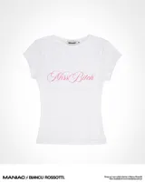 Remera blanca de algodón con cuello redondo y mangas cortas. Estampado frontal con la frase "Miss Bitch" en color rosa.