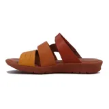 Sandalias de cuero color suela y marrón, con diseño de tres tiras cruzadas en el empeine y tira ajustable con velcro en el talón. Cuenta con suela plana y cómoda.