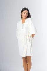 Bata estilo kimono de algodón en color gris azulado, con mangas al codo y largo por encima de la rodilla. Incluye lazo de ajuste en la cintura.