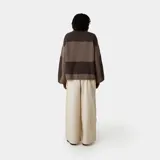 Sueter de punto de Eme Studios con diseño de rayas horizontales en tonos marrón y tostado, cuello redondo, mangas largas y logo bordado en el pecho.