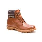Bota Caterpillar modelo Colorado para mujer, con diseño de caña media y textura tipo reptil. Presenta cordones frontales, cuello acolchado en contraste y suela de goma dentada para mayor tracción.