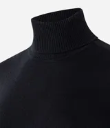 Suéter de punto color crema con cuello alto y mangas largas. Presenta un diseño ajustado al cuerpo con puños acanalados.