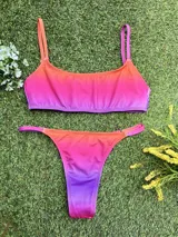 Bikini degradé en tonos naranja, rosa y violeta, con corpiño tipo top y colaless regulable de lurex brillante.