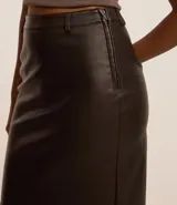 Pollera midi marrón de cuero sintético (PU) con trabillas en la cintura y abertura en la parte trasera.