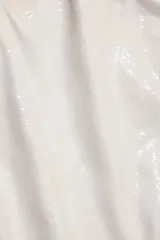 Bombacha de bikini color marfil con textura de serpiente, corte clásico y lazos laterales con herrajes metálicos dorados.