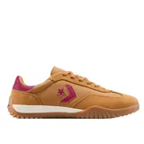 Championes Converse Run Star Trainer Ox color mostaza, con detalles en fucsia y blanco. Presentan el logo de la estrella y el chevrón en fucsia en el lateral, y suela de goma con diseño ondulado.