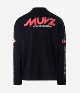 Remera de manga larga color negro, con cuello redondo y diseño estampado con lettering en el frente, espalda y mangas.