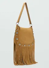 Bolso de hombro color tostado, confeccionado en piel bovina con acabado de gamuza. Presenta un diseño decorado con tachuelas metálicas plateadas en los bordes y flecos largos en la parte inferior. Incluye cierre de cremallera y forro interior de algodón.