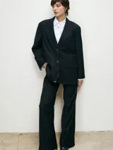 Pantalón de vestir negro de corte recto y tiro medio, con diseño clásico y acabado liso.