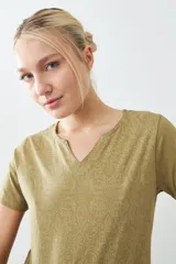 Remera verde oliva de manga corta con cuello en V y estampado floral.