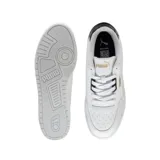 Championes urbanos Puma modelo Shuffle Downtown, de diseño clásico y perfil bajo. Presentan una capellada blanca con detalles en negro en la zona del talón y el logo de la marca en dorado. Cuentan con suela de goma y sistema de cordones.