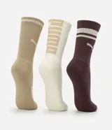 Kit de tres pares de medias largas Puma de algodón con textura acanalada, incluye un par en color tostado, un par en blanco y un par en bordó, todas con el logo de la marca bordado y franjas horizontales en la parte superior.