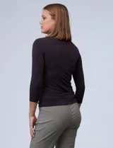 Polera negra de cuello alto y mangas 3/4, confeccionada en tejido elastizado.