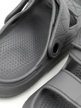 Sandalias de goma color gris claro, con doble tira ajustable con velcro y tira trasera desmontable.
