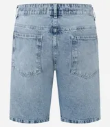 Bermuda de hombre de jean azul claro, corte slim, con cintura fija, cierre tradicional y bolsillos delanteros y traseros.