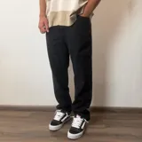 Pantalón de jean corte mom en color negro, de tiro medio y ajuste holgado en las piernas.