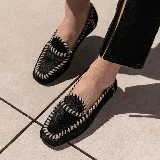 Mocasines marrones de cuero con punta cuadrada y detalle de costuras en color beige.