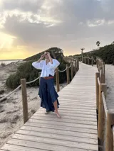 Pantalón de jean liviano azul oscuro con diseño de volados en las piernas y tiro medio.