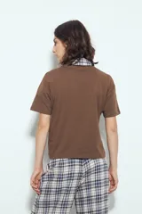 Remera blanca de manga corta con cuello redondo, aberturas laterales y bordado frontal con la frase "LIMITED EDITION" en negro.